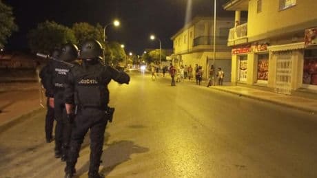 Torre Pacheco vive su noche más larga: violencia, racismo y saqueos pese al gran despliegue de la Guardia Civil
