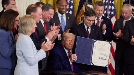 Trump amenaza con subir aranceles a los fabricantes de coches y acaba con la norma que prohibía los de gasolina en 2035