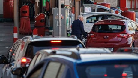 Los conductores están de enhorabuena: el precio de la gasolina cae a niveles de 2021