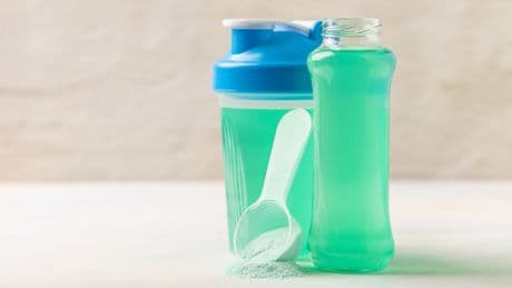 ÖKO-TEST: Kein getestetes Elektrolyt-Pulver überzeugt – was Sie stattdessen trinken sollten