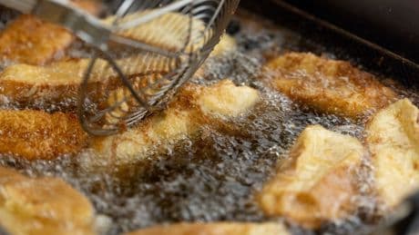 Comer ultraprocesados puede acelerar los síntomas tempranos de párkinson