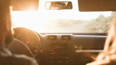 Cuidado con el sol: objetos que no debes dejar en el interior del coche si lo aparcas en la calle