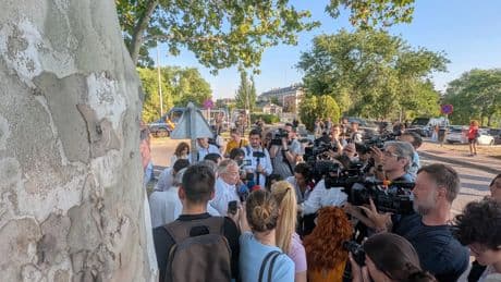 Los manifestantes piden en Moncloa la dimisión de Sánchez por los presuntos casos de corrupción