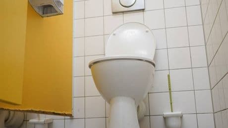 Wie sicher sind die Neusser Schultoiletten?: Fremder Mann auf Mädchenklo entdeckt – „Es herrscht maximaler Handlungsbedarf“