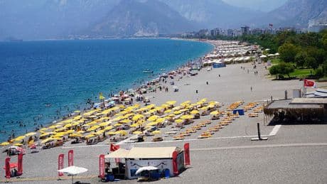 Sıcaklığın gölgede bile 34 derece olduğu Antalya'da halk kendini denize bıraktı