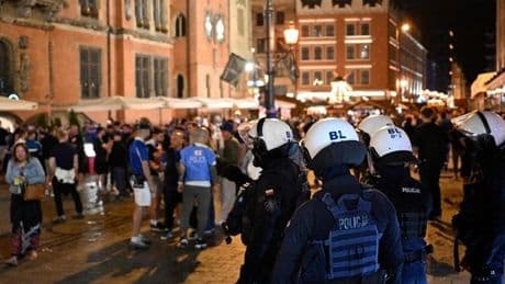 Sillas y mesas por los aires en las peleas entre ultras de Betis y Chelsea durante la previa de la final de la Conference