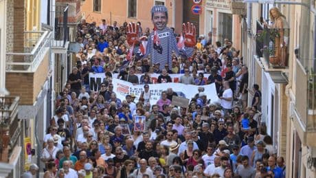La novena manifestación para pedir la dimisión de Mazón recorre Catarroja, zona cero de la dana