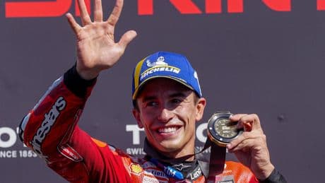 Marc Márquez gana la carrera al sprint en Montmeló y acaricia el Mundial