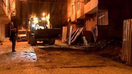 İstanbul'da toprak kayması: Yana doğru eğilen bina boşaltıldı