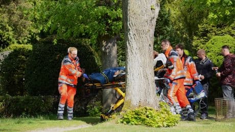 Einsatz in Geesthacht - Blutiger Messerüberfall auf dem Friedhof