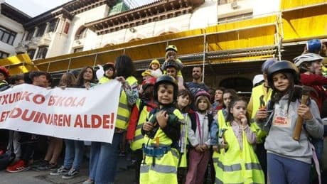 «Situación insostenible» en la escuela de Atxuri tras caer al patio cascotes del tejado