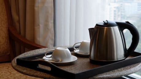 Ekel-Alarm im Hotel: Was manche Gäste heimlich im Wasserkocher reinigen