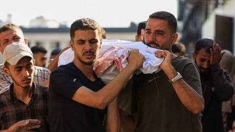 Raid di Israele a Gaza, 31 morti (almeno 10 aspettavano aiuti)