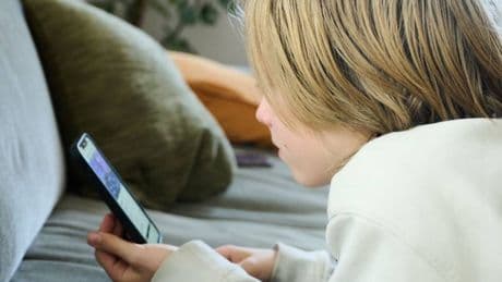 Studie zu Digitalkonsum: Arme Kinder besitzen früher ein Handy