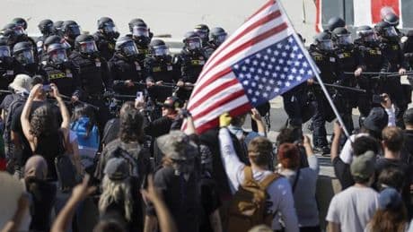 La alcaldesa de Los Ángeles clama contra Trump por sumir en el caos a su ciudad