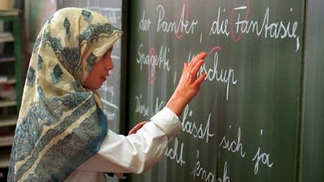 Wie neutral muss Schule sein? – „Kreuze sollten wegbleiben, Kopftücher demnach auch“