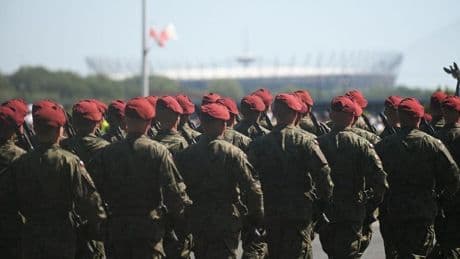 Polonia paga 1.400 euros a sus jóvenes por ir de colonias con el ejército en verano