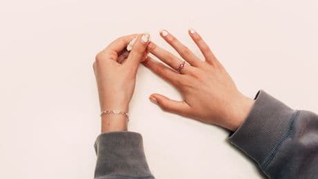 Kein Entferner? Mit diesen Hausmitteln werden Sie alten Nagellack los