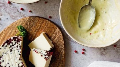 Vichyssoise a la pimienta rosa: una versión diferente de esta ligera y apetitosa crema fría