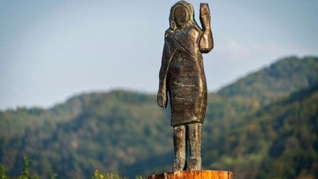 Ook bronzen standbeeld van Melania Trump houdt in Slovenië geen stand: bij enkels afgehakt en gestolen