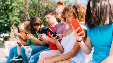 Internationale Vergleichsstudie - Deutsche 15-Jährige besonders viel am Bildschirm