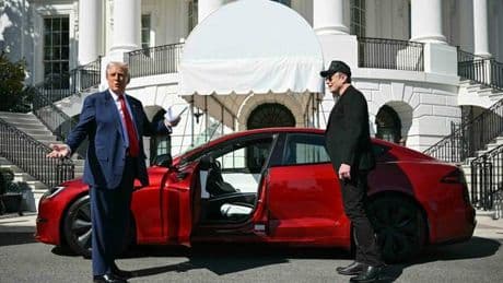Trump: «Musk un poveretto». E vende la sua Tesla rossa