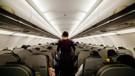 Cuánto cobra una azafata de avión en España: así es su sueldo en aerolíneas como Ryanair, Vueling o Iberia en 2025