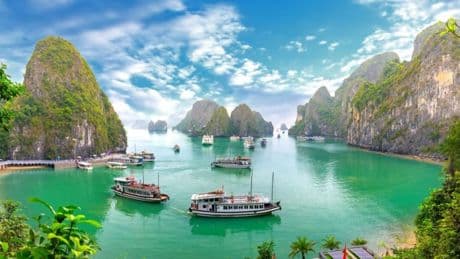 Vietnam'da tur teknesi alabora oldu: 18 ölü, 23 kayıp