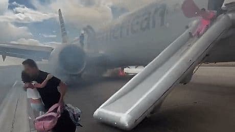 Notrutschen-Evakuierung: Boeing 737 brennt in Denver
