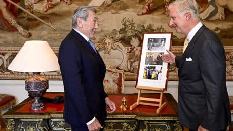 Koning Filip ontvangt Eddy Merckx op koninklijk paleis en schenkt Belgische wielerheld uniek cadeau voor 80e verjaardag