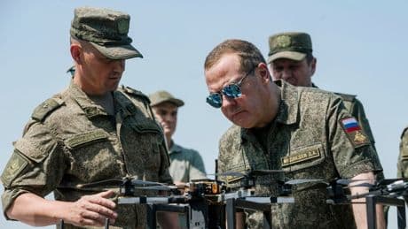 Vom Diplomat zu Putins Kettenhund: Wie freiwillig war Medwedews radikale Verwandlung?