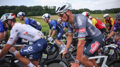 Mathieu van der Poel komt net tekort in openingsetappe Criterium du Dauphiné, Tadej Pogacar slaat toe in elitegroepje