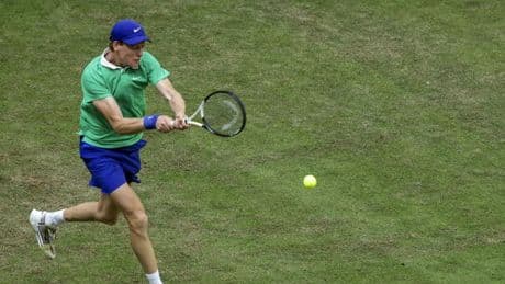Sinner a Wimbledon tra l'incognita erba e il rischio infortuni. Il medico e fisiatra: «Il cambiamento delle superfici può influenzarlo»