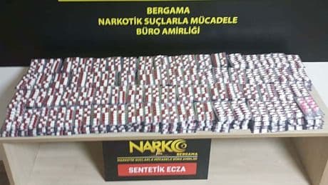İzmir'de 5 bin 990 sentetik ecza hap ele geçirildi