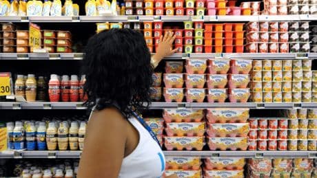 Un an après les émeutes, la Martinique renforce son « bouclier qualité-prix » contre la vie chère