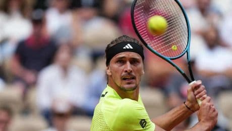 Erst verschluckt er eine Fliege, dann gibt der Gegner auf – Zverev steht im Viertelfinale
