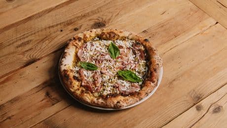 Con pistacho y coppa: así es la pizza creada por una clienta para la mejor cadena de pizzerías artesanas