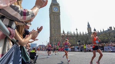 London: Witwe läuft Marathon im Brautkleid zu Ende, um ihres Mannes zu gedenken