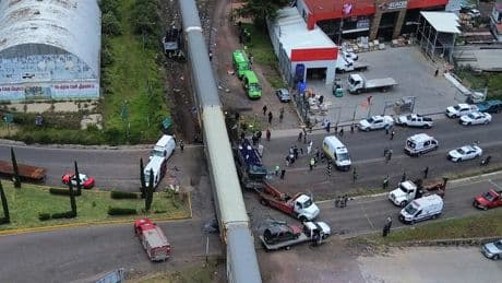 Las impactantes imágenes del choque de un tren contra un autobús en México, que ha dejado diez muertos
