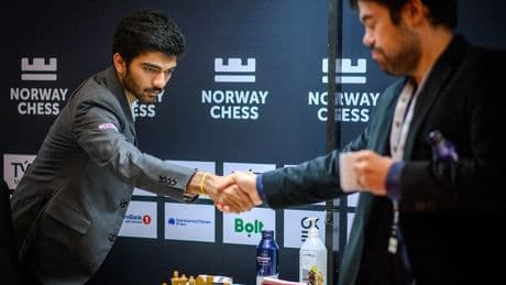 Gukesh, campeón del mundo de ajedrez, despierta por fin y tumba al líder Nakamura