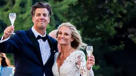 Kinderen Rob Kemps ontbreken op Parijse bruiloft, boezemvriend Matthijs van Nieuwkerk is er wel: ’Blij hem gelukkig te zien met Stephanie’