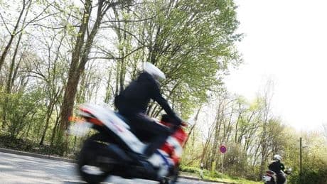 Unfälle: Motorradfahrer prallt gegen Leitplanke - schwer verletzt