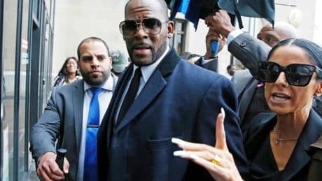 Les avocats de R. Kelly accusent le personnel de sa prison d'avoir causé une "overdose" médicamenteuse du chanteur