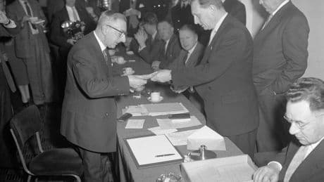 De AOW moet op de schop, maar welke partij durft het aan?