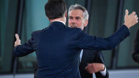 Rutte en Schoof houden elkaar stevig vast in Brussel, ze hebben elkaar nodig