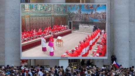 Arranca el Cónclave con el "Todos fuera": los cardenales, encerrados en la Capilla Sixtina para elegir al nuevo Papa