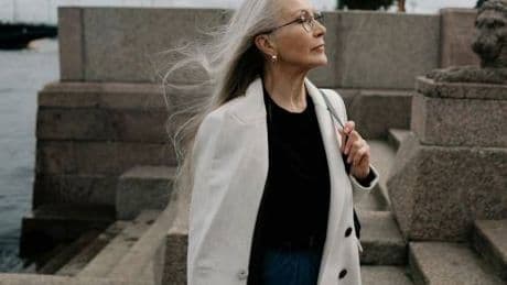 Cosa mi metto? 7 capi che non devono mancare nell'armadio di un over 60