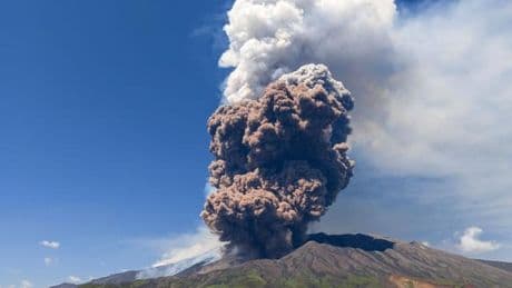 Vulkan: Ätna spuckt eine Lavafontäne - Flugverkehr unbeeinträchtigt