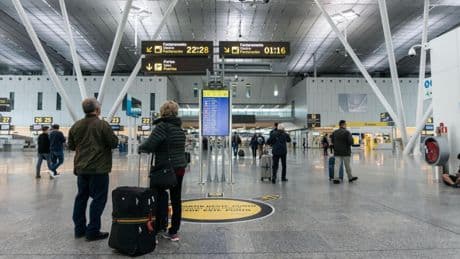 Aena impone controles en los accesos del aeropuerto de Santiago para impedir el paso de indigentes