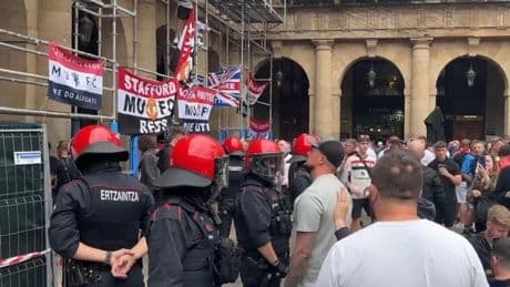 La Ertzaintza desaloja un andamio de la Plaza Nueva al que se habían subido varios hinchas